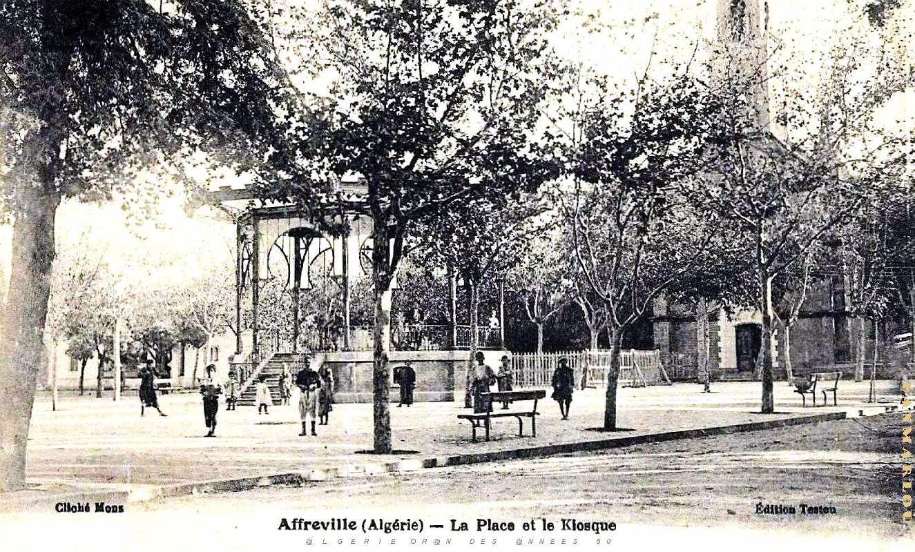 2529- Affreville - Place et Kiosque.jpg